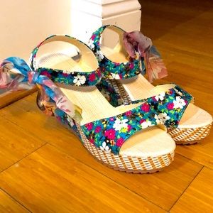 Floral wedge sandals